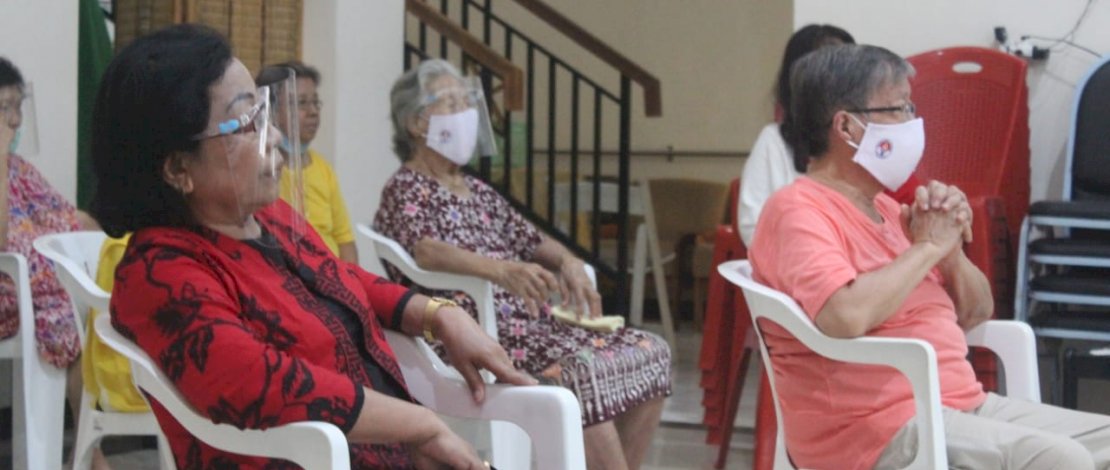 Relawan demokrasi KPU Kota Makassar saat melakukan sosialisasi di Panti Jompo.