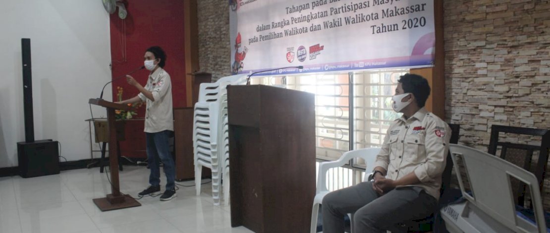 Relawan demokrasi KPU Kota Makassar saat melakukan sosialisasi di Panti Jompo.