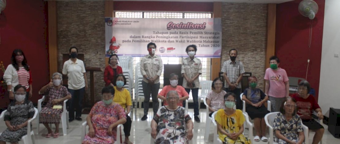 Relawan demokrasi KPU Kota Makassar saat melakukan sosialisasi di Panti Jompo.