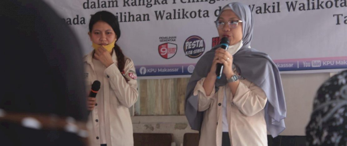 Relawan demokrasi KPU Kota Makassar, menggelar sosialisasi pilwalkot di kamoung kusta, Jl Dangko, Makassar.