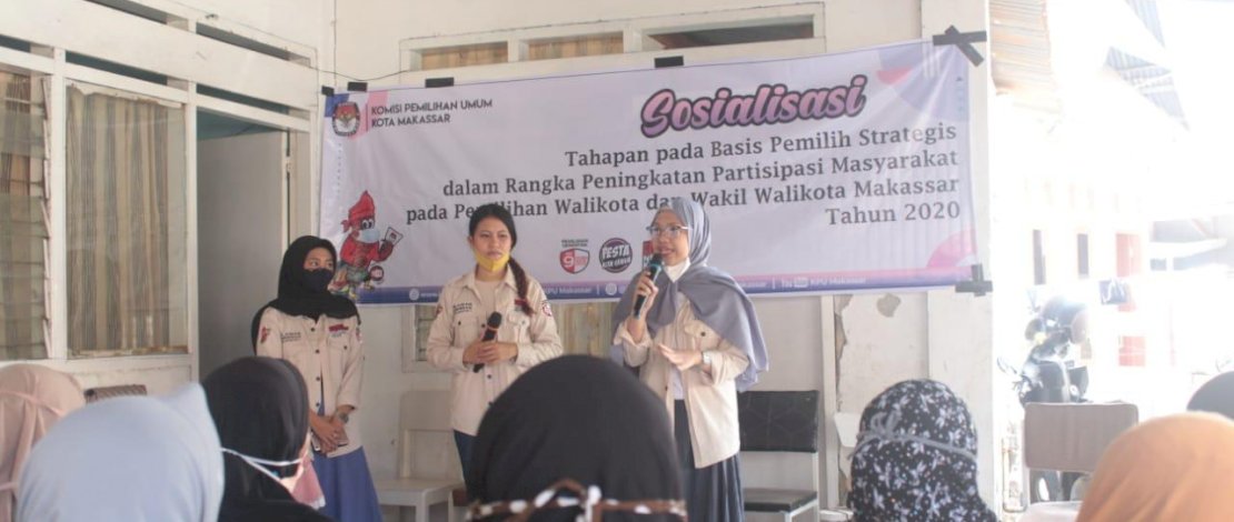 Relawan demokrasi KPU Kota Makassar, menggelar sosialisasi pilwalkot di kamoung kusta, Jl Dangko, Makassar.