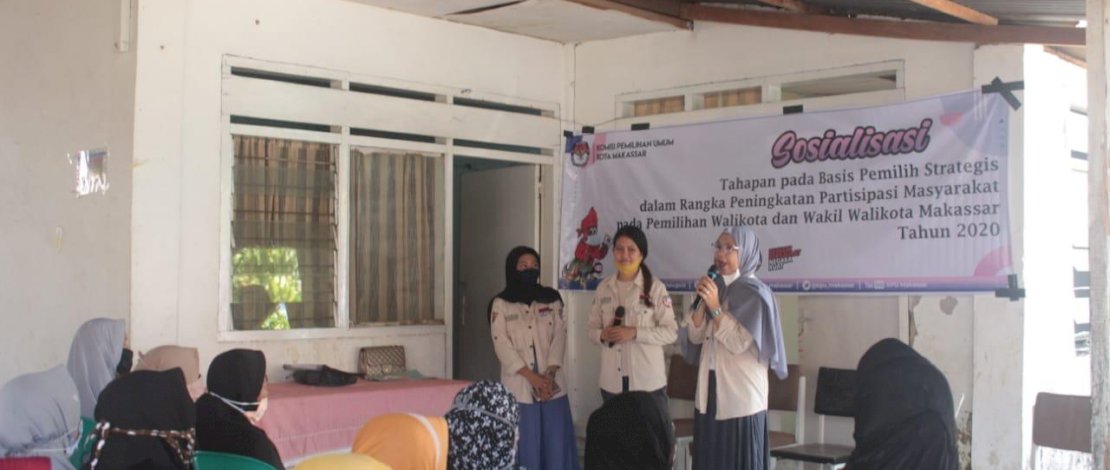 Relawan demokrasi KPU Kota Makassar, menggelar sosialisasi pilwalkot di kamoung kusta, Jl Dangko, Makassar.