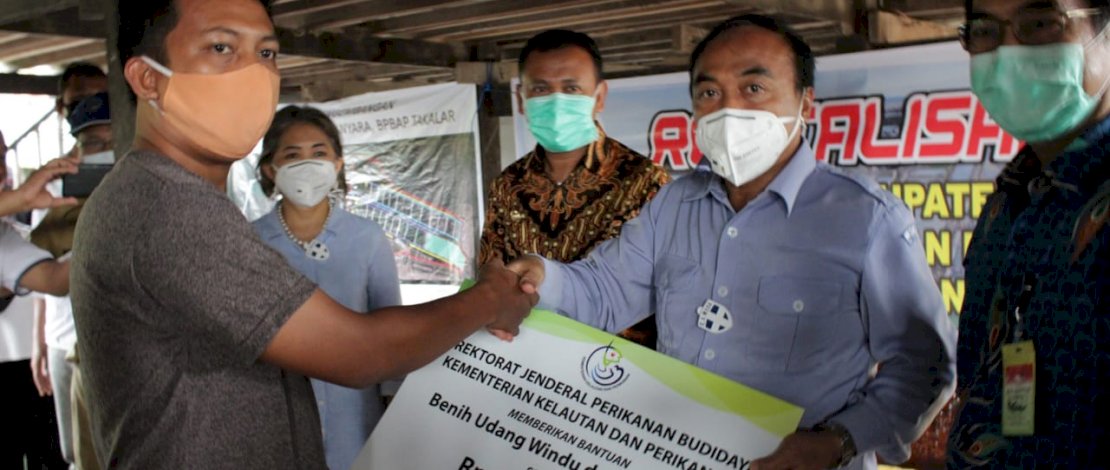 Suasana seremoni pembagian bibit udang dan revitalisasi tambak di Desa Lagaruda, Takalar.