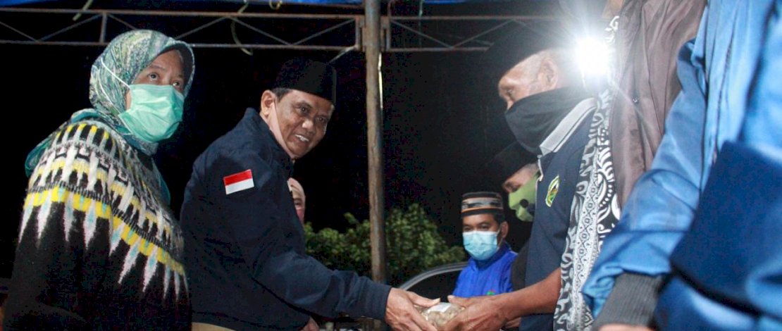 Bupati Barru, H Suardi Saleh dan Ketua TP-PKK Barru, drg H Hasnah Syam, bersilaturahmi dengan warga Gattareng, Kecamatan Pujanananting.