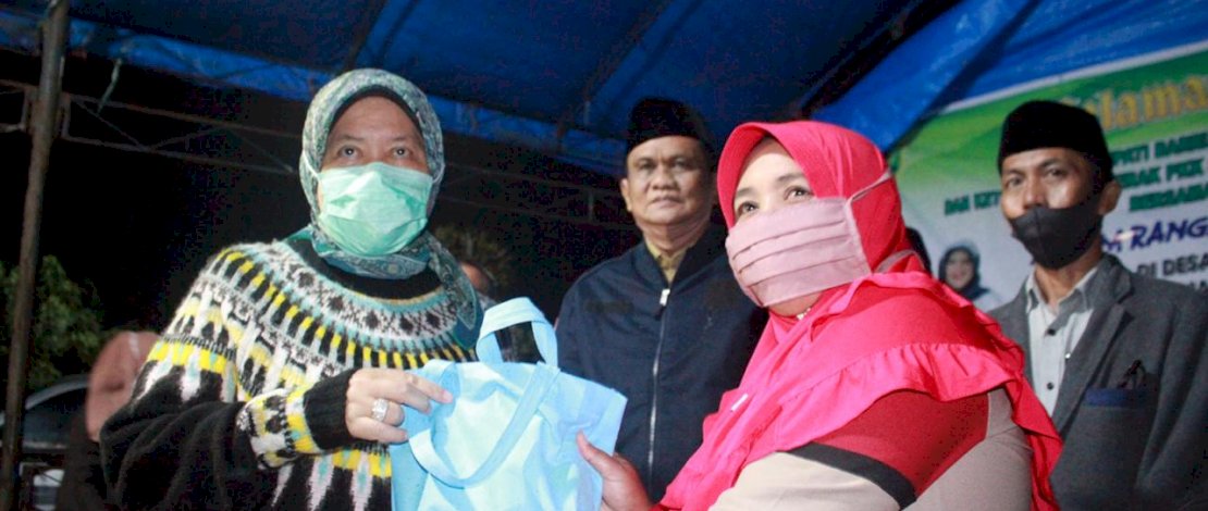 Bupati Barru, H Suardi Saleh dan Ketua TP-PKK Barru, drg H Hasnah Syam, bersilaturahmi dengan warga Gattareng, Kecamatan Pujanananting.