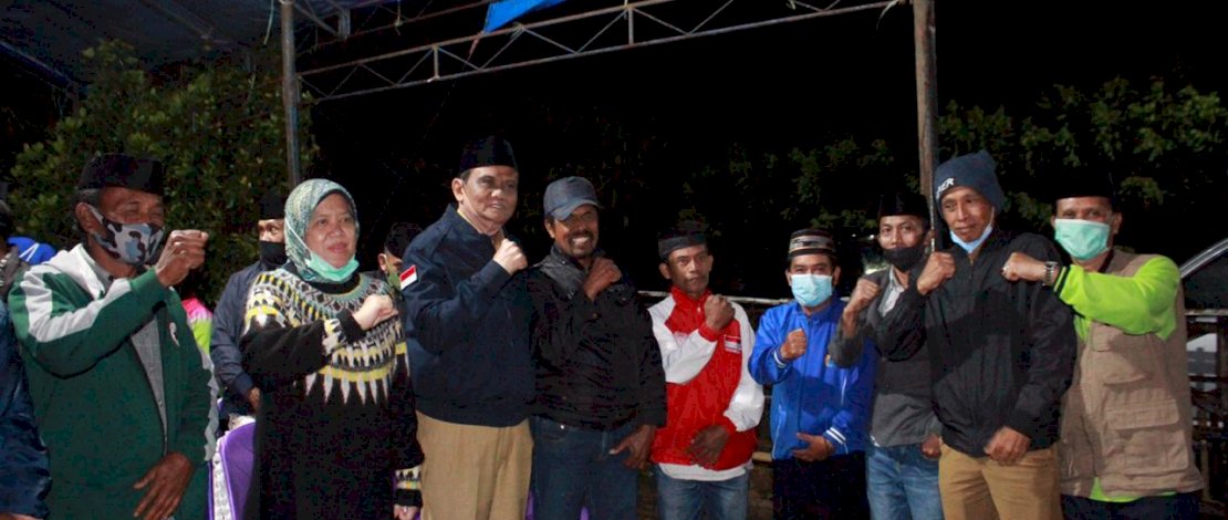 Bupati Barru, H Suardi Saleh dan Ketua TP-PKK Barru, drg H Hasnah Syam, bersilaturahmi dengan warga Gattareng, Kecamatan Pujanananting.