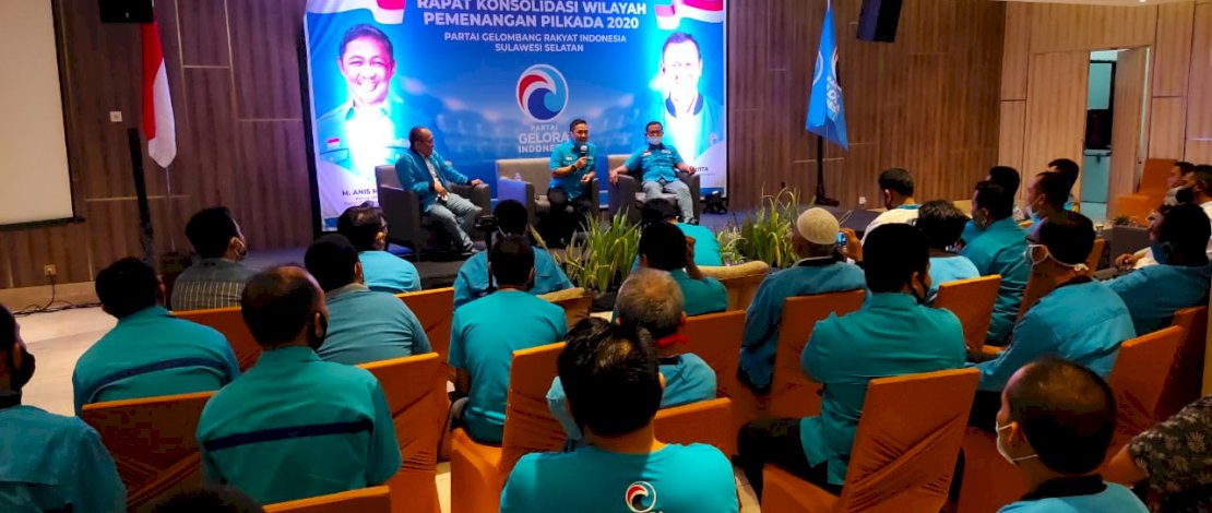 Ketua DPN Partai Gelora, Anis Matta saat menyerahkan surat dukungan resmi kepada calon kepala daerah yang didukung Gelora.