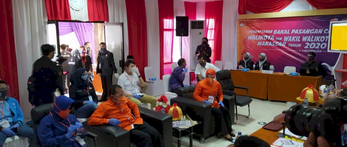 Pasangan Danny-Fatma saat mendaftar di KPU Kota Makassar.