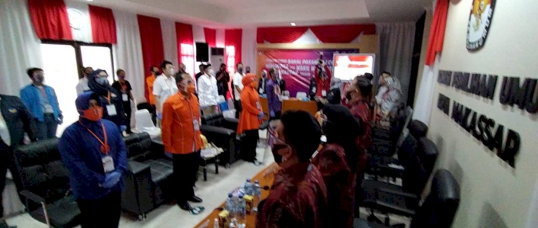 Pasangan Danny-Fatma saat mendaftar di KPU Kota Makassar.