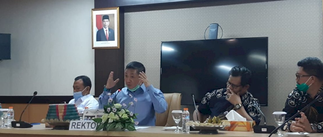 Anis Matta menemui dua rektor, Prof Husain Syam (Rektor UNM) dan Prof Ambo Asse (Rektor Unismuh).