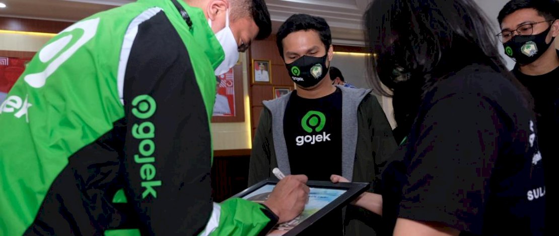 Bupati Gowa Adnan Purichta Ichsan saat menerima tim dari Gojek Indonesia.