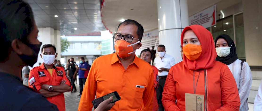 Pasangan Danny-Fatma memperlihatkan surat keterangan dari tim dokter yang menyatakan keduanya sehat dan bugar.