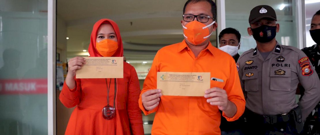 Pasangan Danny-Fatma memperlihatkan surat keterangan dari tim dokter yang menyatakan keduanya sehat dan bugar.