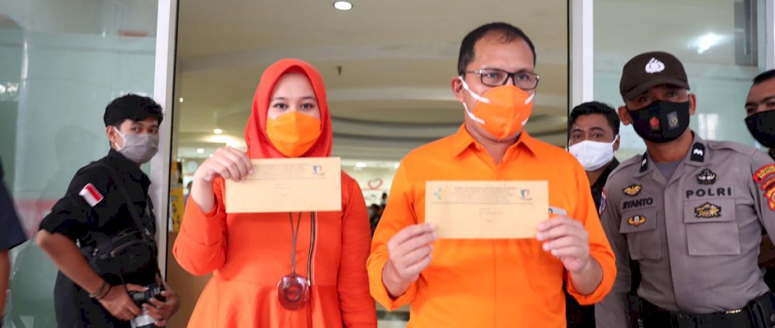 Pasangan Danny-Fatma memperlihatkan surat keterangan dari tim dokter yang menyatakan keduanya sehat dan bugar.