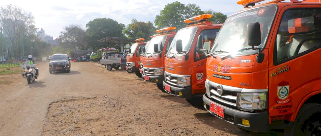 Lima truk sampah Compactor mulai dioperasikan Pemkot Makassar.