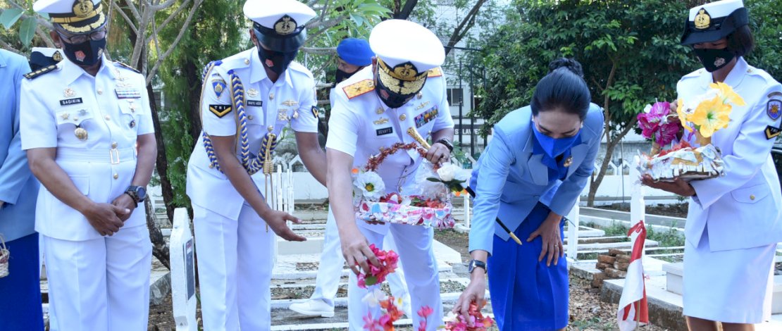 Ziarah rombongan yang digelar Lantamal VI di TMP Panaikang.