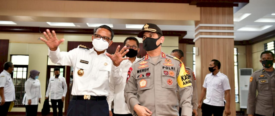 Kapolda Sulsel Irjen pol Merdisyam bersilaturahmi dengan Gubernur Sulsel Nurdin Abdullah.