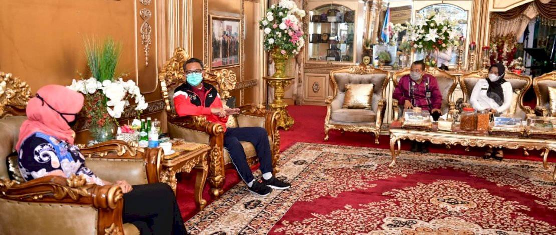 Gubernur Sulsel, Nurdin Abdullah saat menerima Kepala Badan Penelitian dan Pengembangan Hukum dan HAM Kemenkumham RI, Sri Puguh Budi Utami.