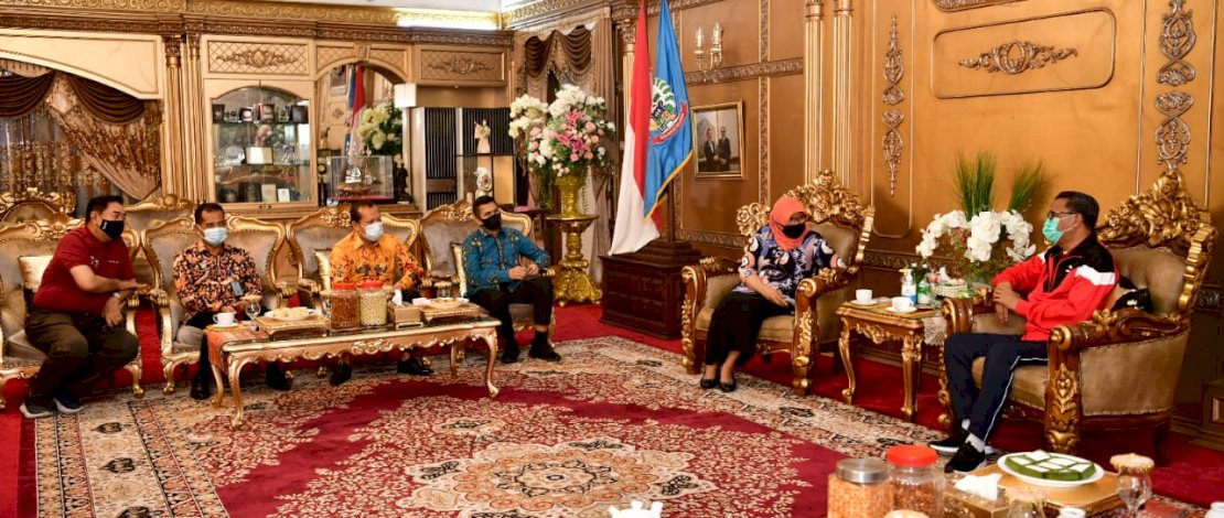 Gubernur Sulsel, Nurdin Abdullah saat menerima Kepala Badan Penelitian dan Pengembangan Hukum dan HAM Kemenkumham RI, Sri Puguh Budi Utami.