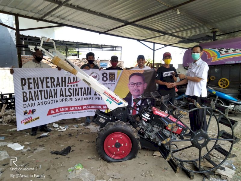 Andi Akmal Pasluddin Serahkan Bantuan Alat Mesin Pertanian di Bulukumba