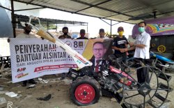 Andi Akmal Pasluddin Serahkan Bantuan Alat Mesin Pertanian di Bulukumba