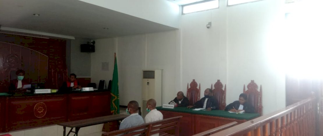 Terdakwa pembunuh Brimob di Basecamp PT Wana Galang Utama Papua, dilepas borgolnya di ruang sidang.