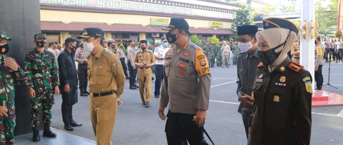Apel pasukan dalam rangka operasi Yustisi di halaman Mapolrestabes Makassar.