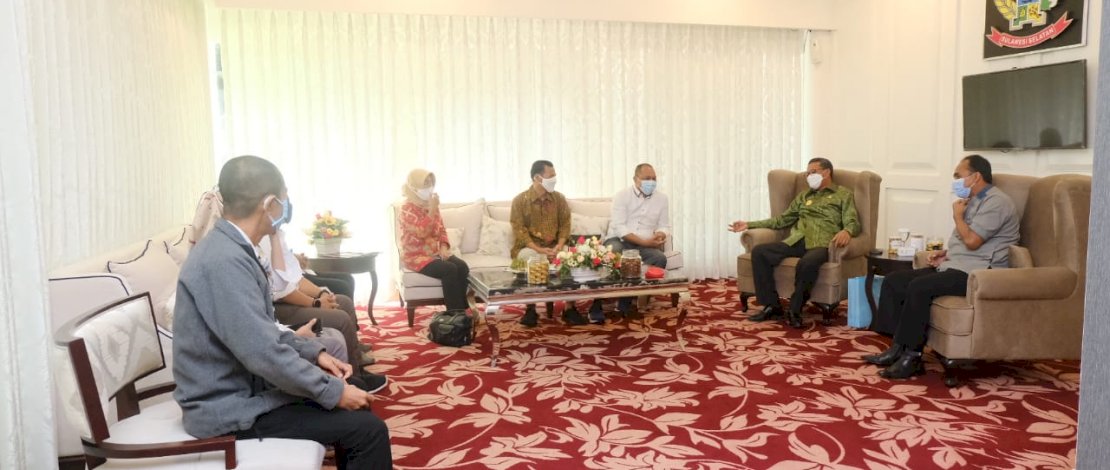 Suasana pertemuan komisioner KPU Sulsel dengan Gubernur Sulsel.