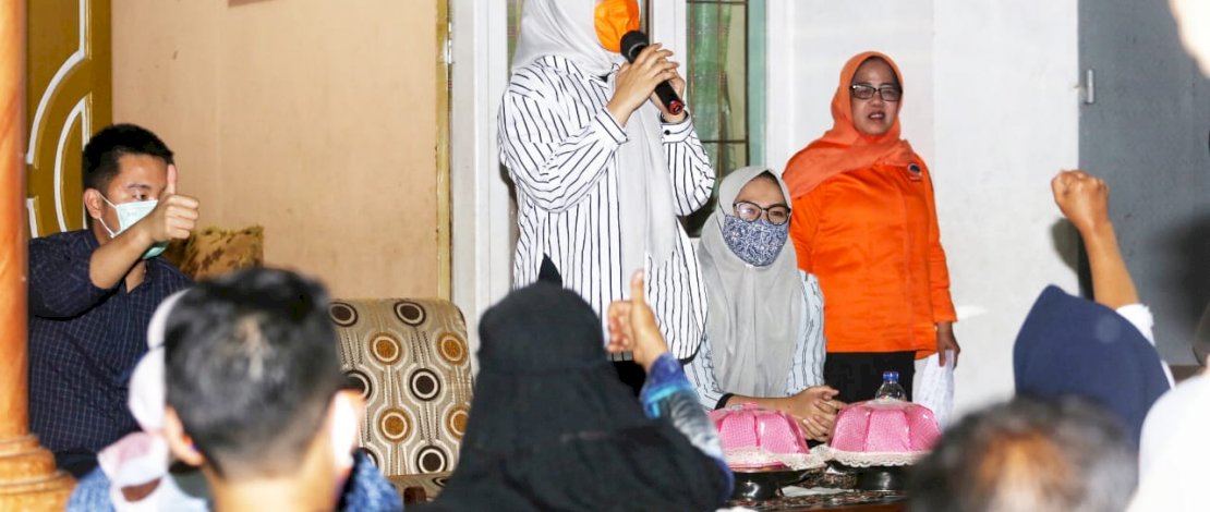 Fatmawati Rusdi saat bersilaturahmi dengan warga Manuruki.