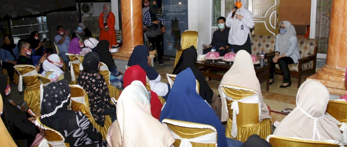 Fatmawati Rusdi saat bersilaturahmi dengan warga Manuruki.