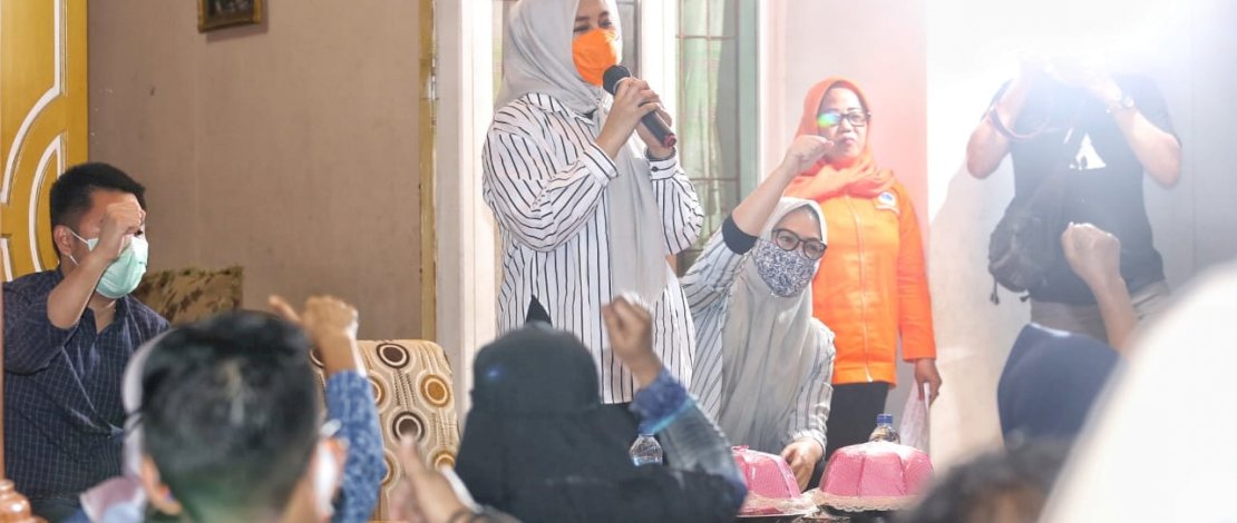 Fatmawati Rusdi saat bersilaturahmi dengan warga Manuruki.