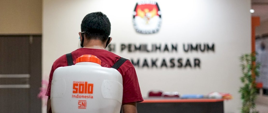 Penyemprotan disinfektan di kantor KPU Kota Makassar.