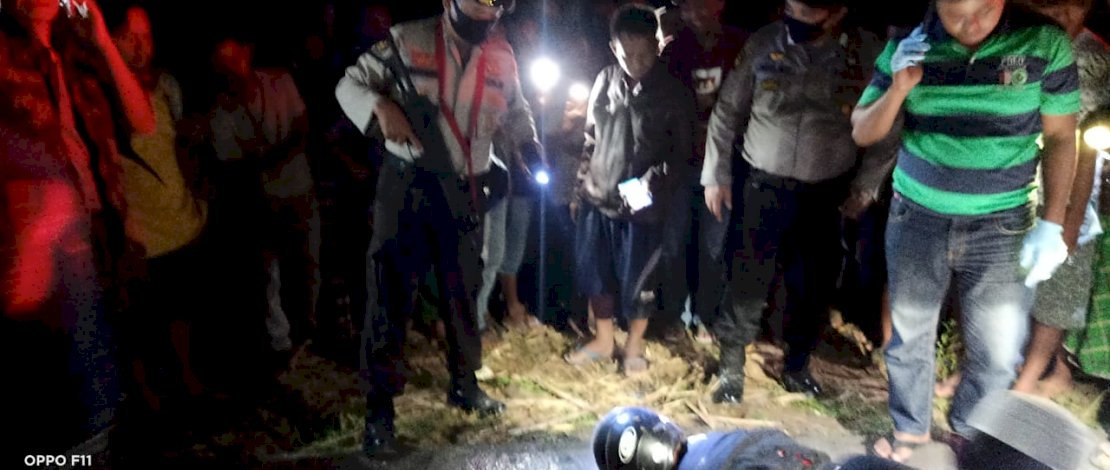Korban ditemukan tergeletak bersimbah darah. Masih memakai helm.