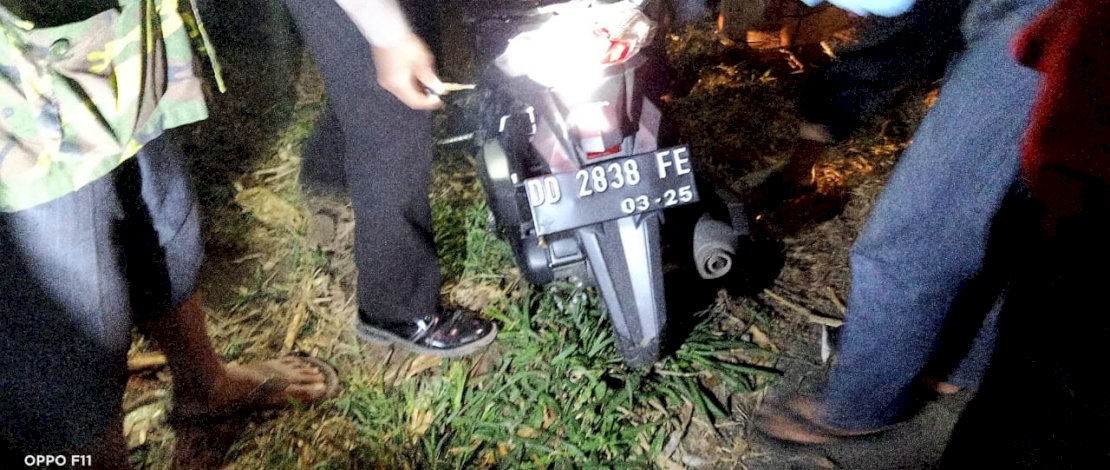 Korban ditemukan tergeletak bersimbah darah. Masih memakai helm.