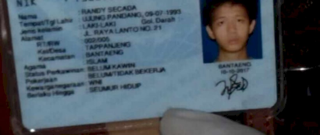 Korban ditemukan tergeletak bersimbah darah. Masih memakai helm.