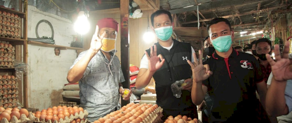 Dokter Fadli saat mengedukasi pedagang Pasar Pabaengbaeng untuk mematuhi protokol kesehatan.