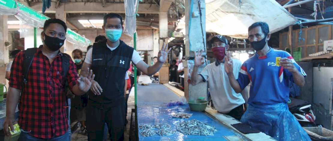 Dokter Fadli saat mengedukasi pedagang Pasar Pabaengbaeng untuk mematuhi protokol kesehatan.
