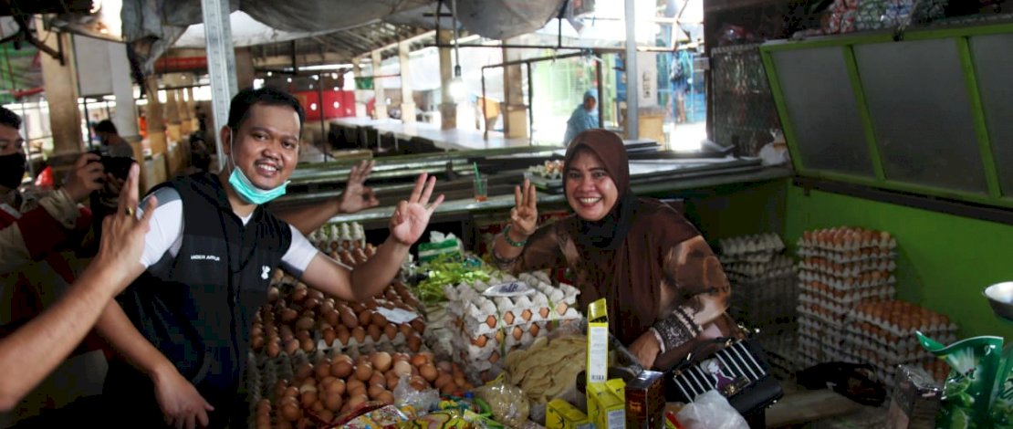 Dokter Fadli saat mengedukasi pedagang Pasar Pabaengbaeng untuk mematuhi protokol kesehatan.
