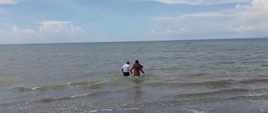 Iksan Iskandar dan istri, berendam air laut usai sembuh dari Covid-19.