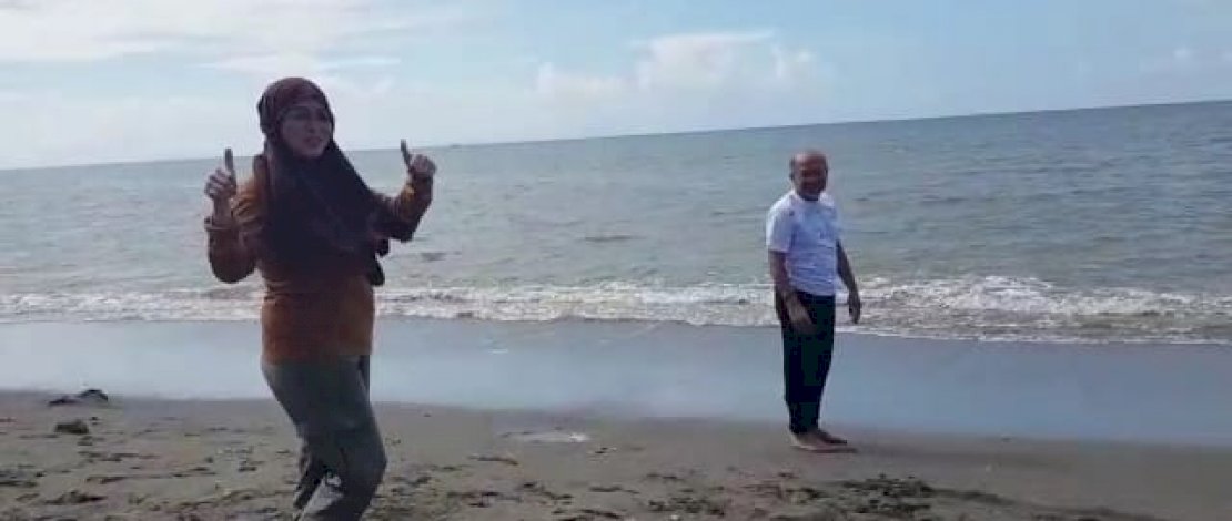 Iksan Iskandar dan istri, berendam air laut usai sembuh dari Covid-19.