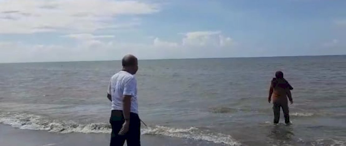 Iksan Iskandar dan istri, berendam air laut usai sembuh dari Covid-19.