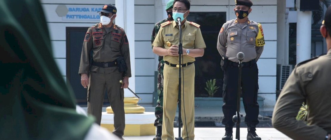 Pjs Bupati Gowa, Andi Aslam Patonangi saat memimpin apel yustisi.