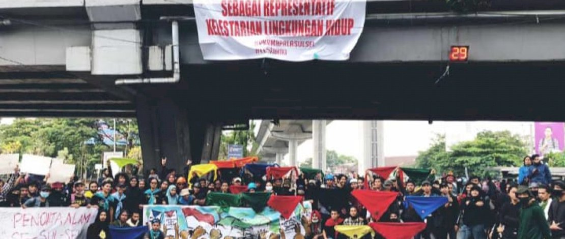 Aksi anak mapala menolak omnibuslaw.