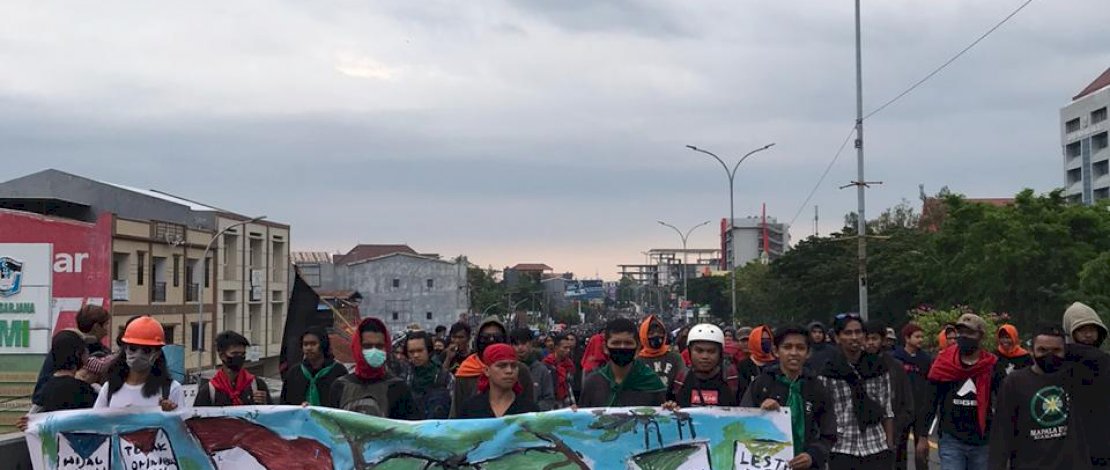 Aksi anak mapala menolak omnibuslaw.