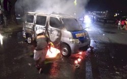 Pendemo Omnibuslaw di Makassar Bakar Ambulans Nasdem, Kapolda: Disusupi Aliansi Makar
