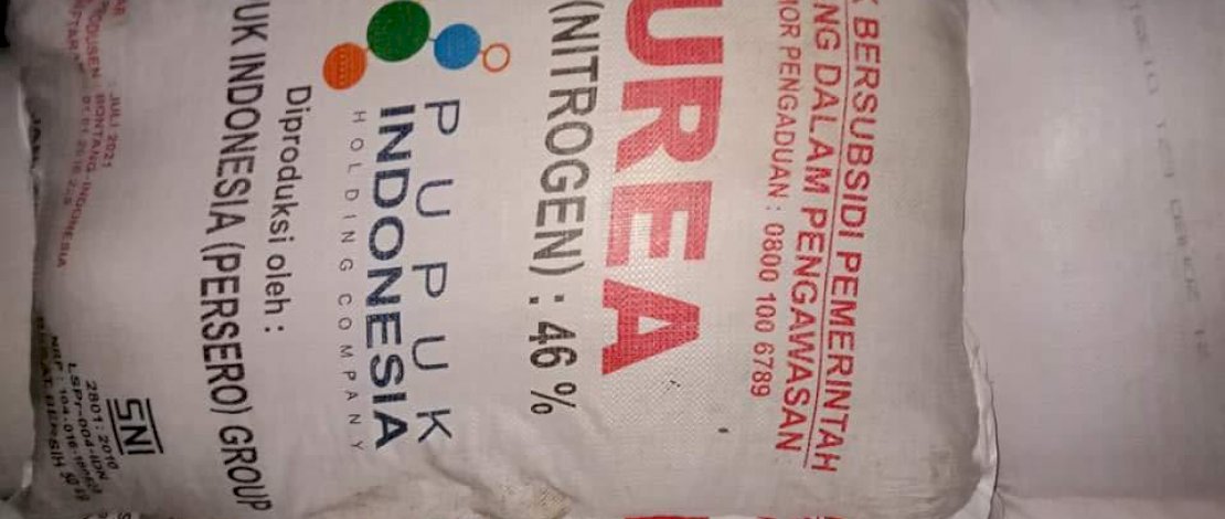 Penyidik Polsek Kelara, Jeneponto, memeriksa dua pemilik truk yang menjual pupuk bersubsidi.