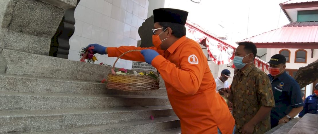 Danny Pomanto berziarah ke makam Pangeran Diponegoro.