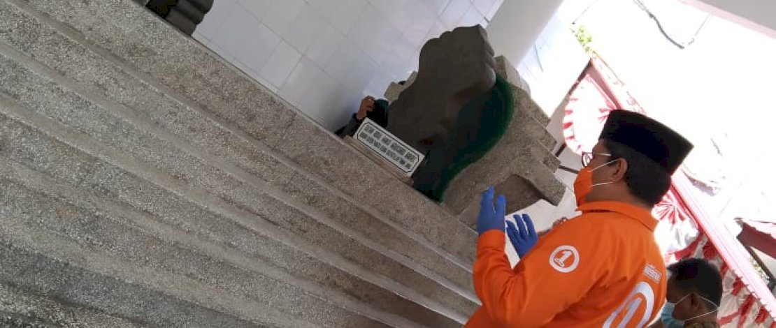 Danny Pomanto berziarah ke makam Pangeran Diponegoro.