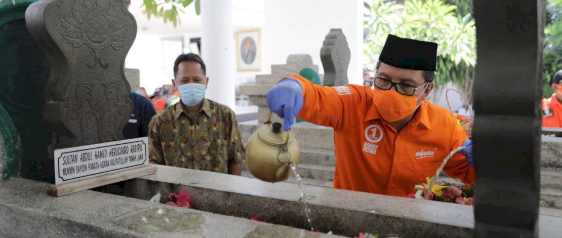 Danny Pomanto berziarah ke makam Pangeran Diponegoro.
