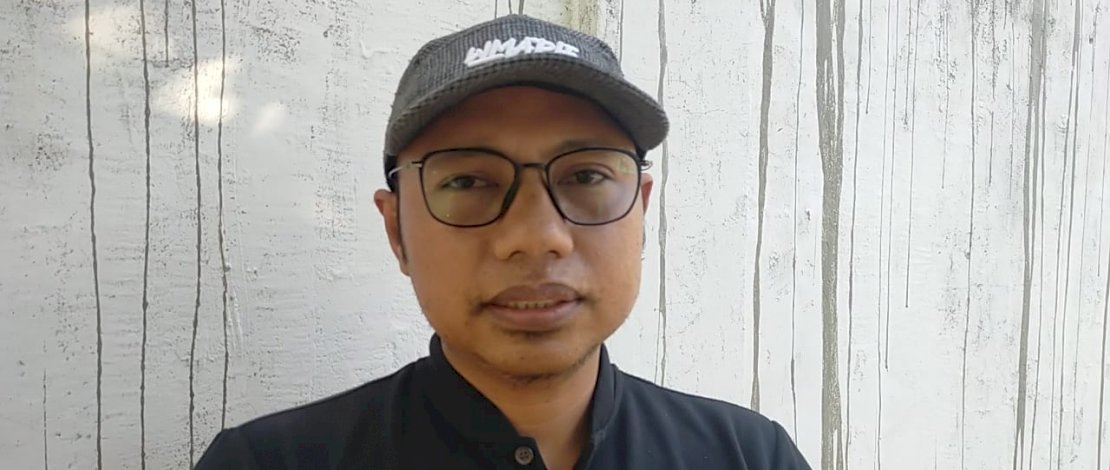 Koordinator Wilayah Puskud Cabang Jeneponto, Ruslan. Gambar lain, truk yang memuat pupuk bersubsidi.